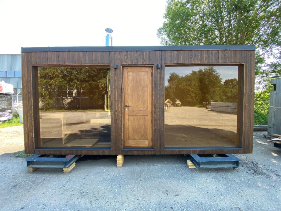 Siltināta Koka Karkasa Pirts Māja 6.4m x 2.4m