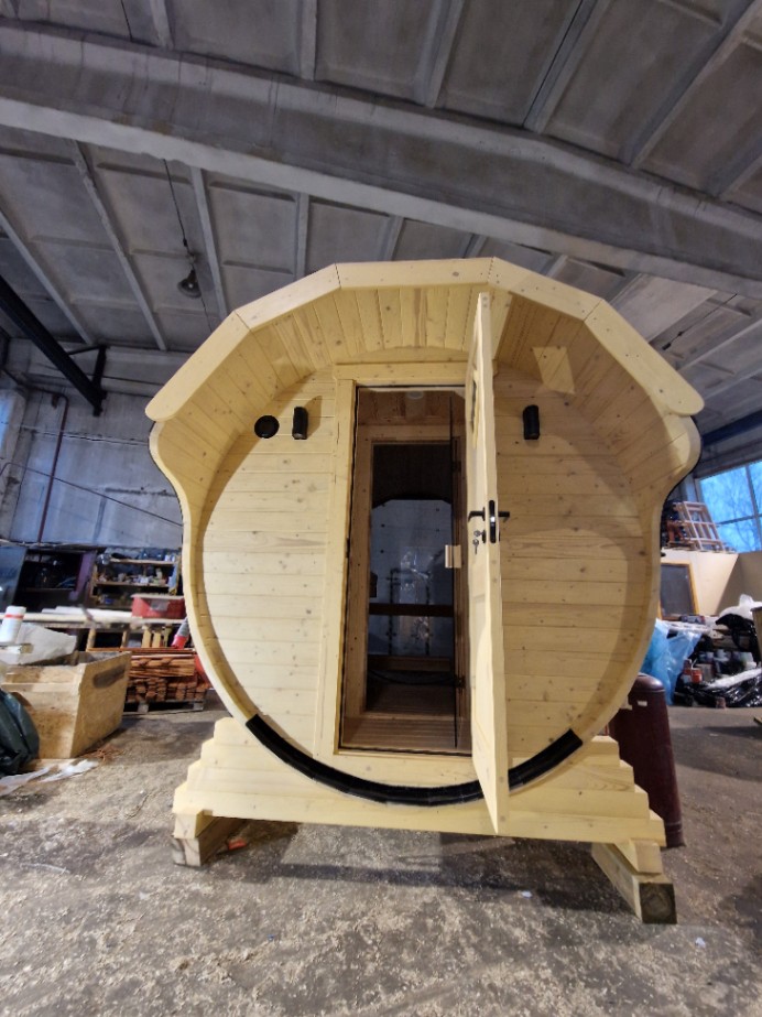 Round barrel sauna with mirror glass window