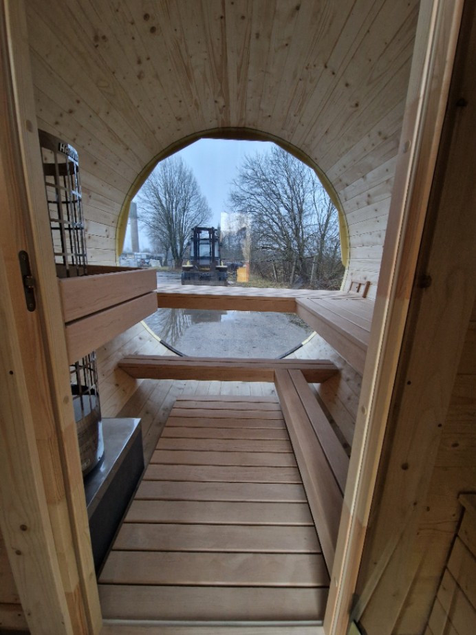 Round barrel sauna with mirror glass window